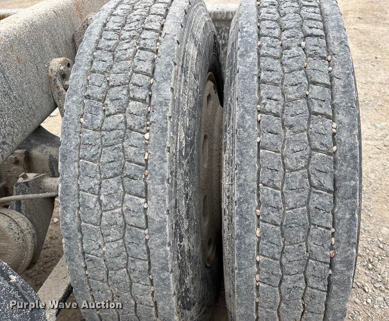 image for item DW7364 2001 Freightliner FLD120 semi truck