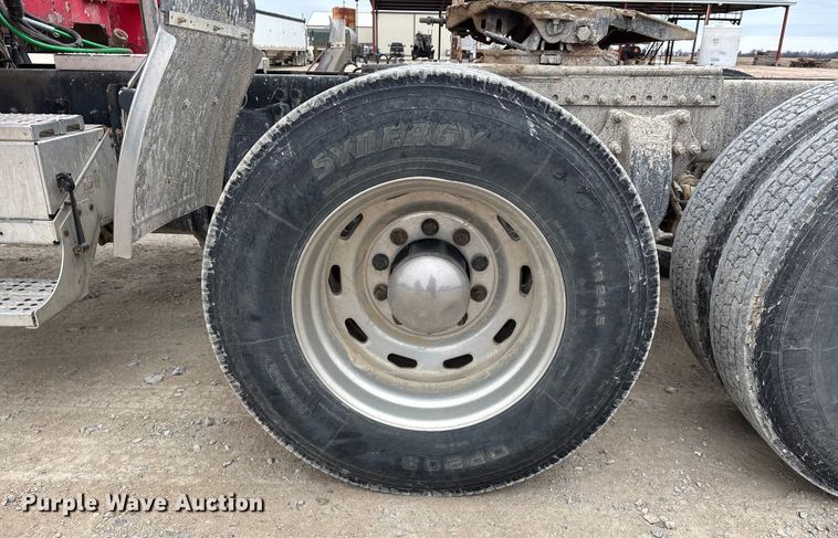 image for item DW7364 2001 Freightliner FLD120 semi truck