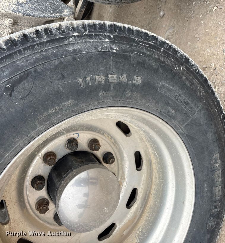 image for item DW7364 2001 Freightliner FLD120 semi truck