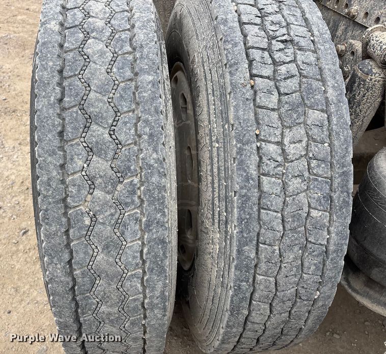 image for item DW7364 2001 Freightliner FLD120 semi truck