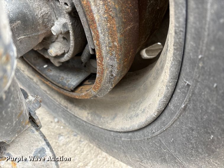 image for item DW7364 2001 Freightliner FLD120 semi truck