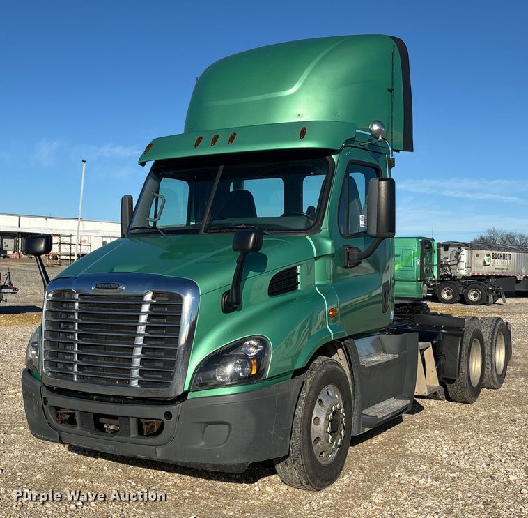 image for item DW7369 2019 Freightliner Cascadia 113 semi truck