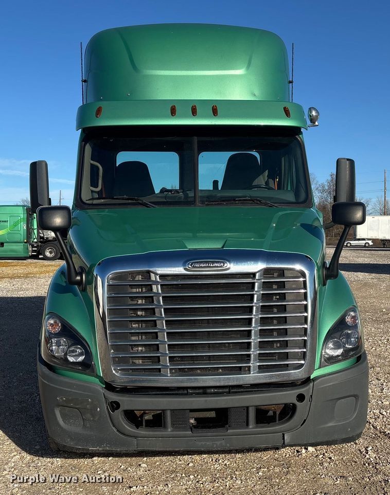 image for item DW7369 2019 Freightliner Cascadia 113 semi truck