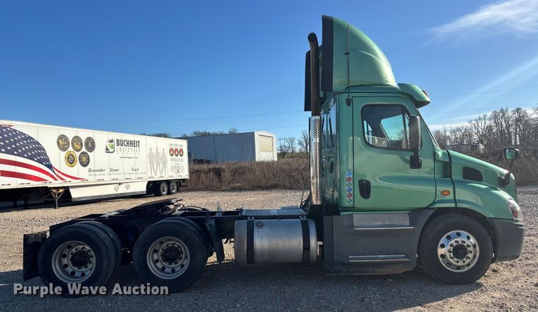 image for item DW7369 2019 Freightliner Cascadia 113 semi truck