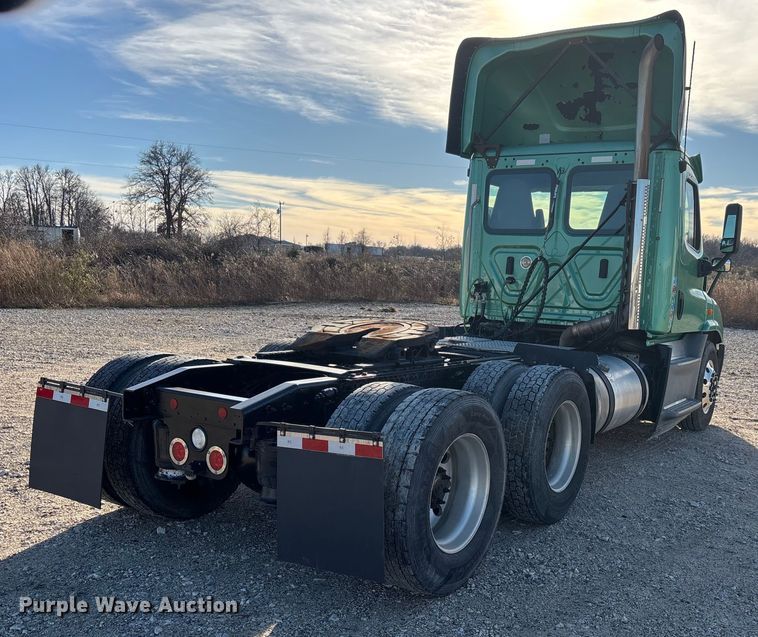 image for item DW7369 2019 Freightliner Cascadia 113 semi truck