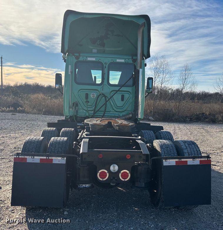 image for item DW7369 2019 Freightliner Cascadia 113 semi truck