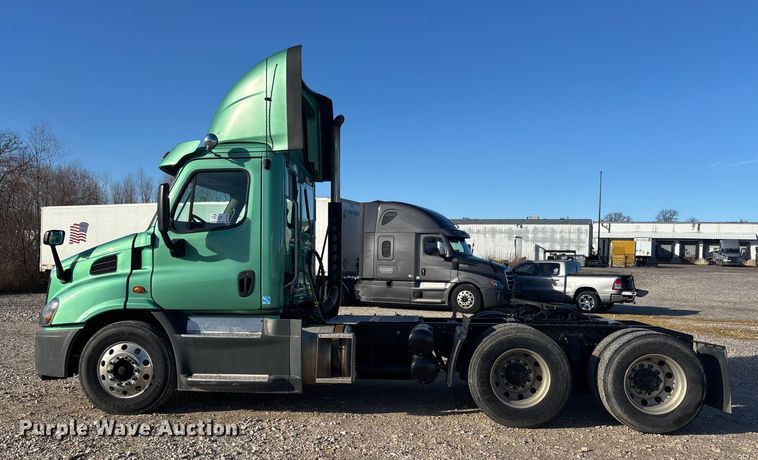 image for item DW7369 2019 Freightliner Cascadia 113 semi truck