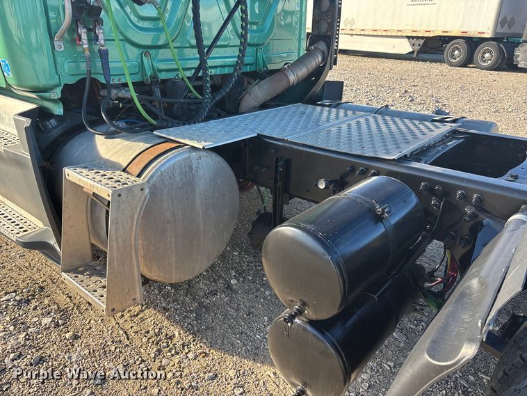 image for item DW7369 2019 Freightliner Cascadia 113 semi truck