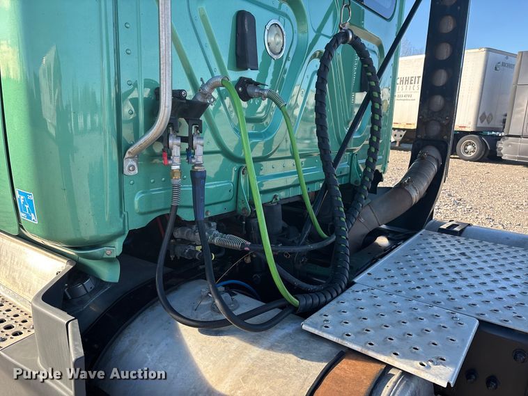 image for item DW7369 2019 Freightliner Cascadia 113 semi truck