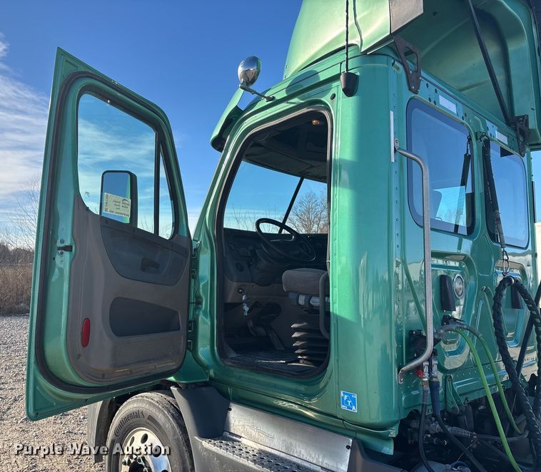 image for item DW7369 2019 Freightliner Cascadia 113 semi truck