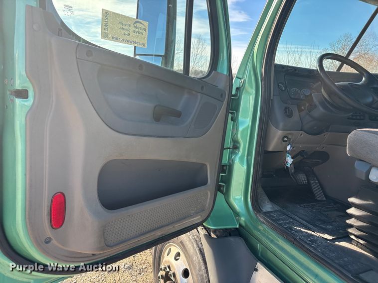 image for item DW7369 2019 Freightliner Cascadia 113 semi truck