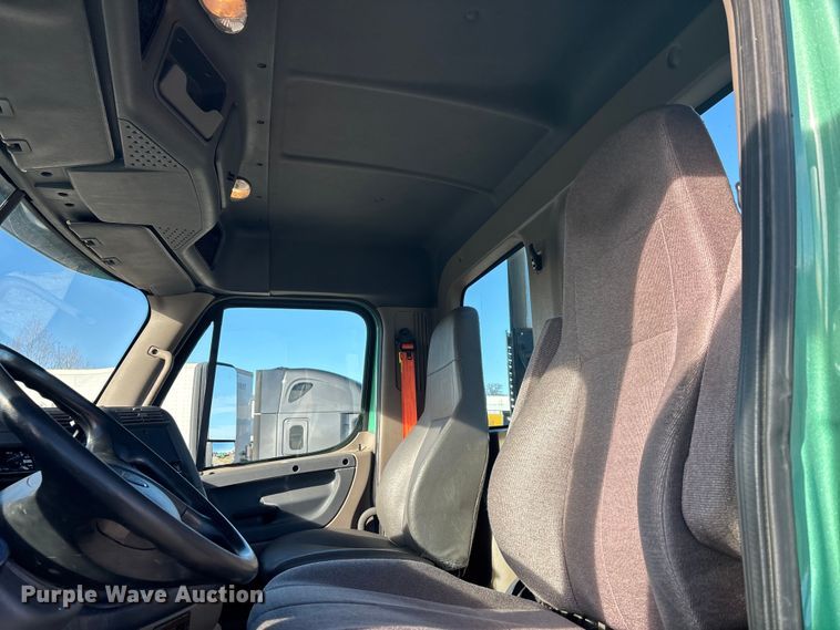 image for item DW7369 2019 Freightliner Cascadia 113 semi truck