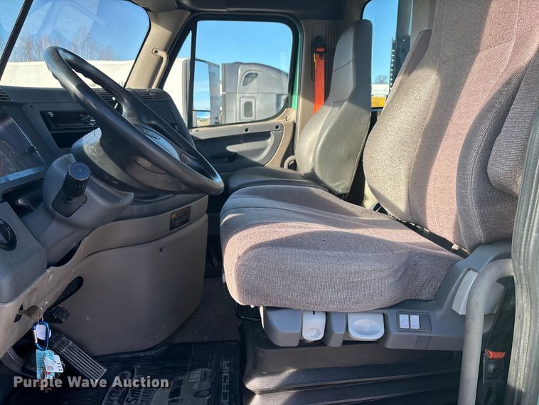 image for item DW7369 2019 Freightliner Cascadia 113 semi truck