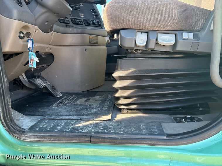 image for item DW7369 2019 Freightliner Cascadia 113 semi truck