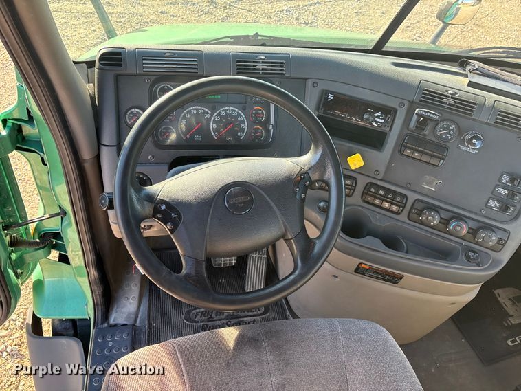 image for item DW7369 2019 Freightliner Cascadia 113 semi truck