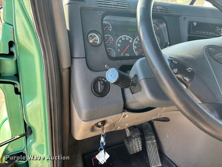 image for item DW7369 2019 Freightliner Cascadia 113 semi truck