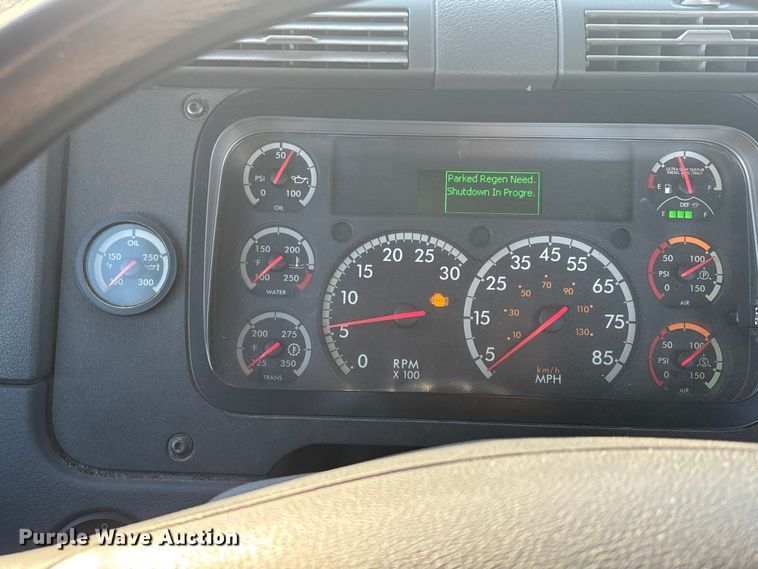 image for item DW7369 2019 Freightliner Cascadia 113 semi truck