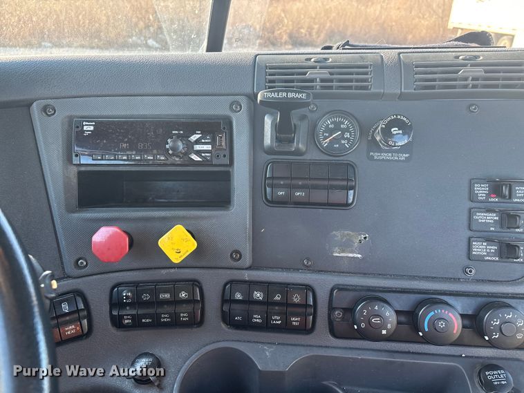 image for item DW7369 2019 Freightliner Cascadia 113 semi truck