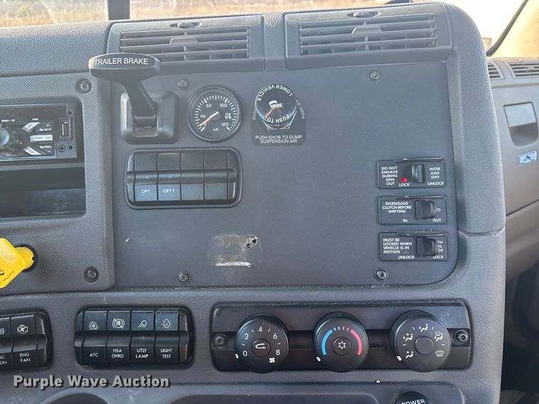 image for item DW7369 2019 Freightliner Cascadia 113 semi truck