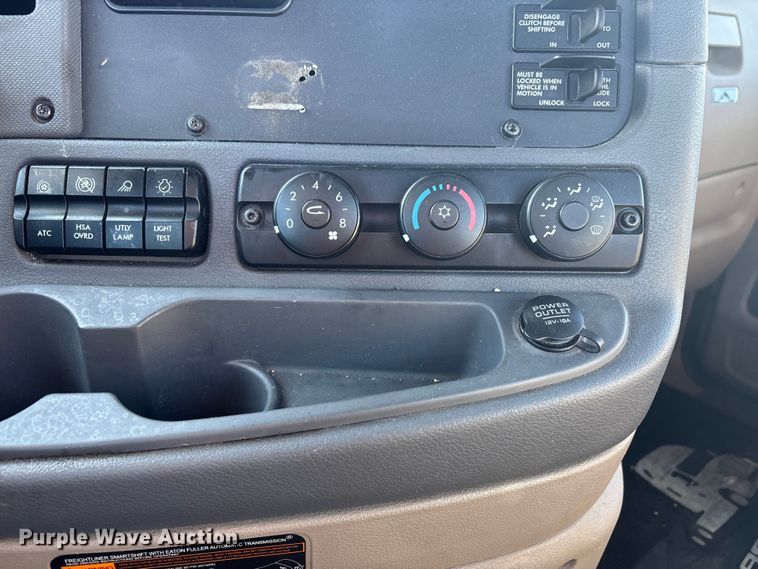 image for item DW7369 2019 Freightliner Cascadia 113 semi truck