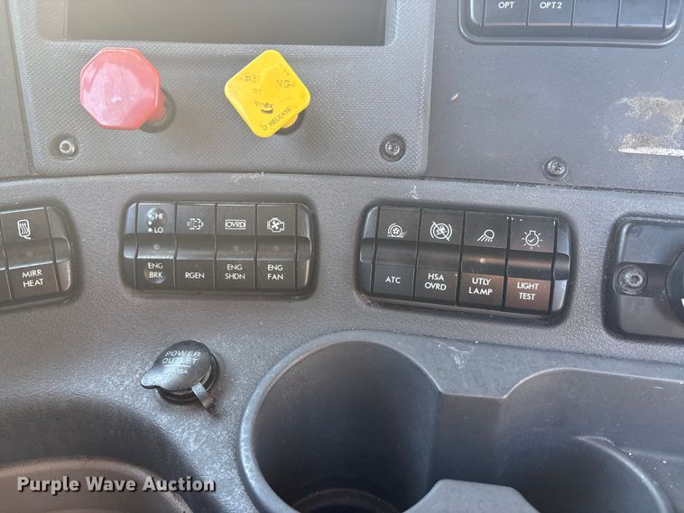 image for item DW7369 2019 Freightliner Cascadia 113 semi truck