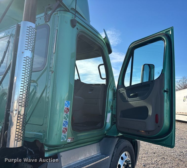 image for item DW7369 2019 Freightliner Cascadia 113 semi truck