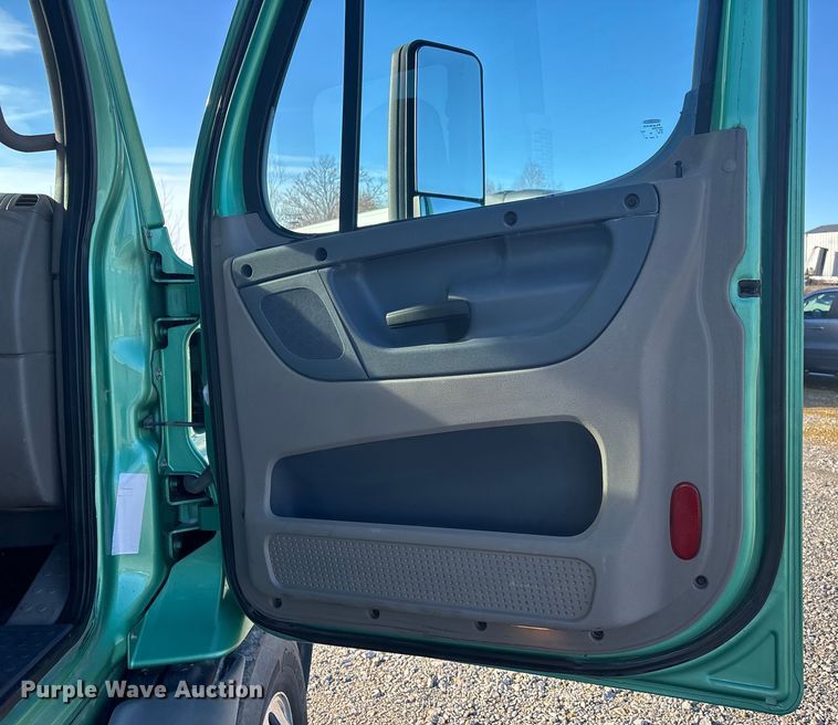 image for item DW7369 2019 Freightliner Cascadia 113 semi truck