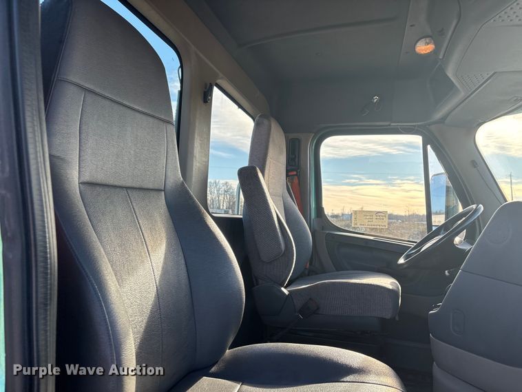 image for item DW7369 2019 Freightliner Cascadia 113 semi truck