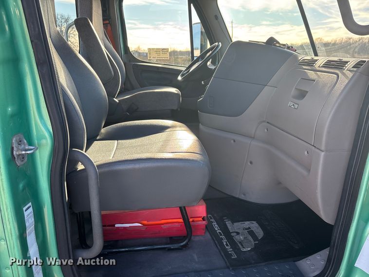 image for item DW7369 2019 Freightliner Cascadia 113 semi truck