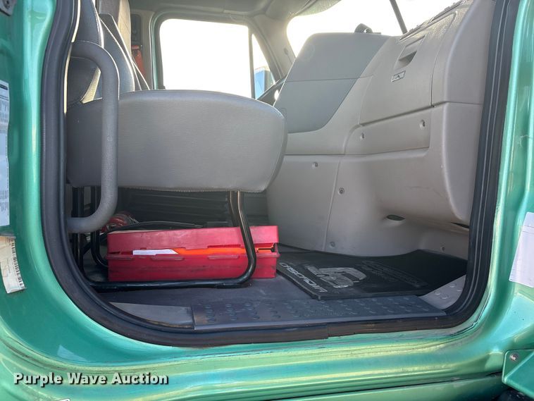 image for item DW7369 2019 Freightliner Cascadia 113 semi truck