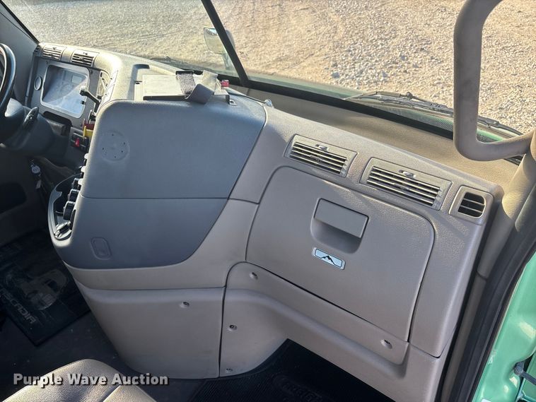 image for item DW7369 2019 Freightliner Cascadia 113 semi truck