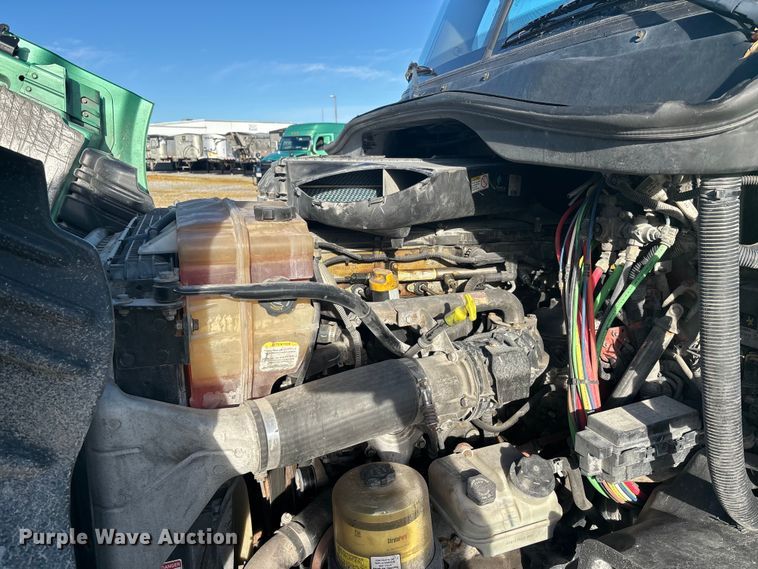 image for item DW7369 2019 Freightliner Cascadia 113 semi truck