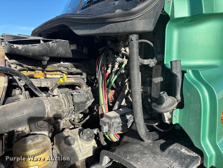 image for item DW7369 2019 Freightliner Cascadia 113 semi truck