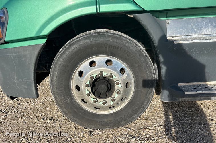 image for item DW7369 2019 Freightliner Cascadia 113 semi truck