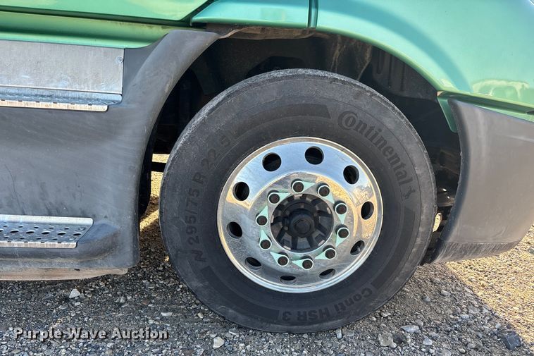 image for item DW7369 2019 Freightliner Cascadia 113 semi truck