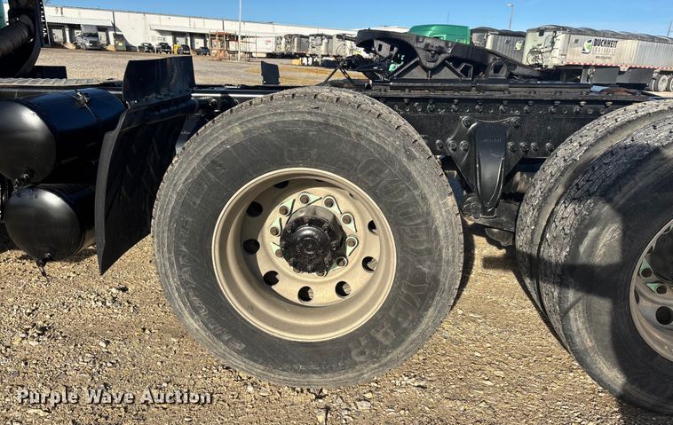 image for item DW7369 2019 Freightliner Cascadia 113 semi truck