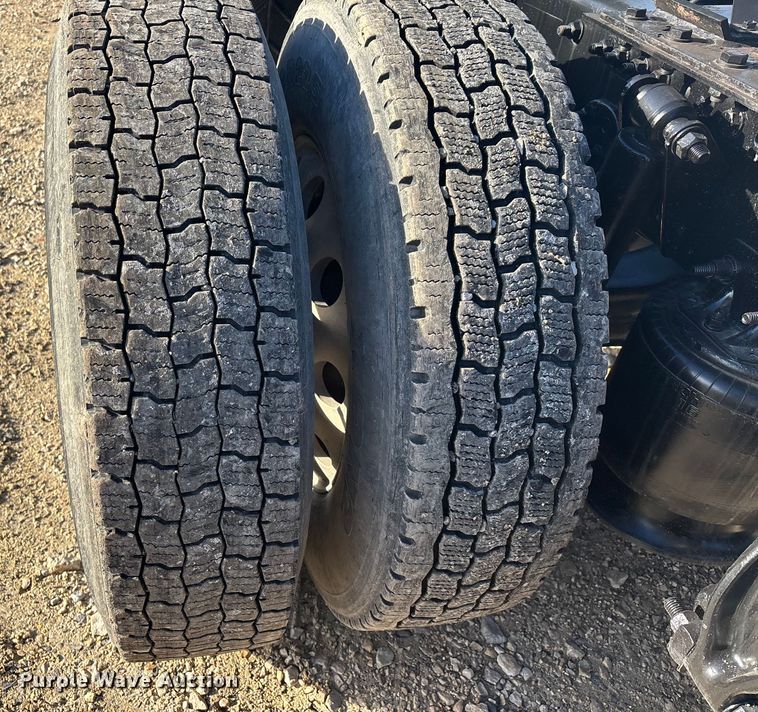 image for item DW7369 2019 Freightliner Cascadia 113 semi truck