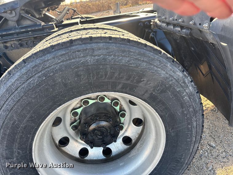 image for item DW7369 2019 Freightliner Cascadia 113 semi truck