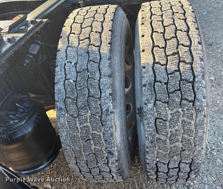 image for item DW7369 2019 Freightliner Cascadia 113 semi truck