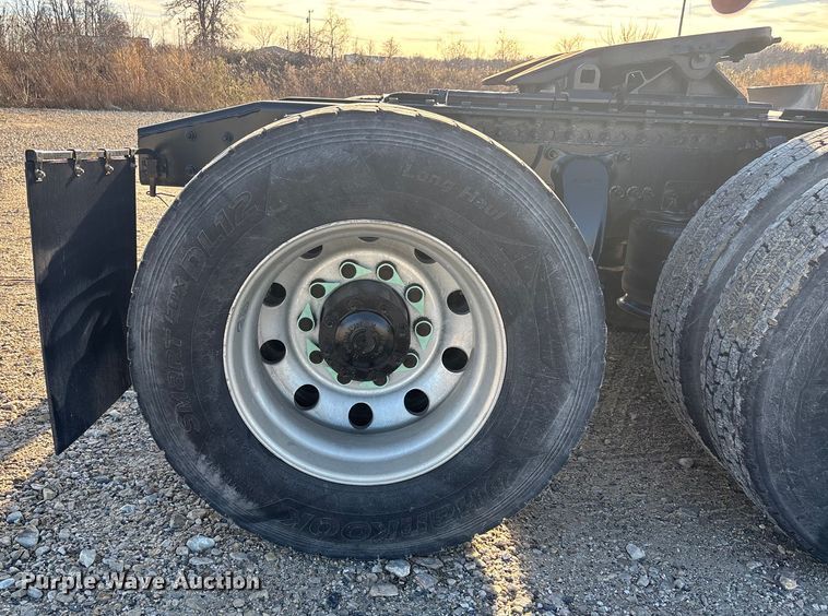 image for item DW7369 2019 Freightliner Cascadia 113 semi truck