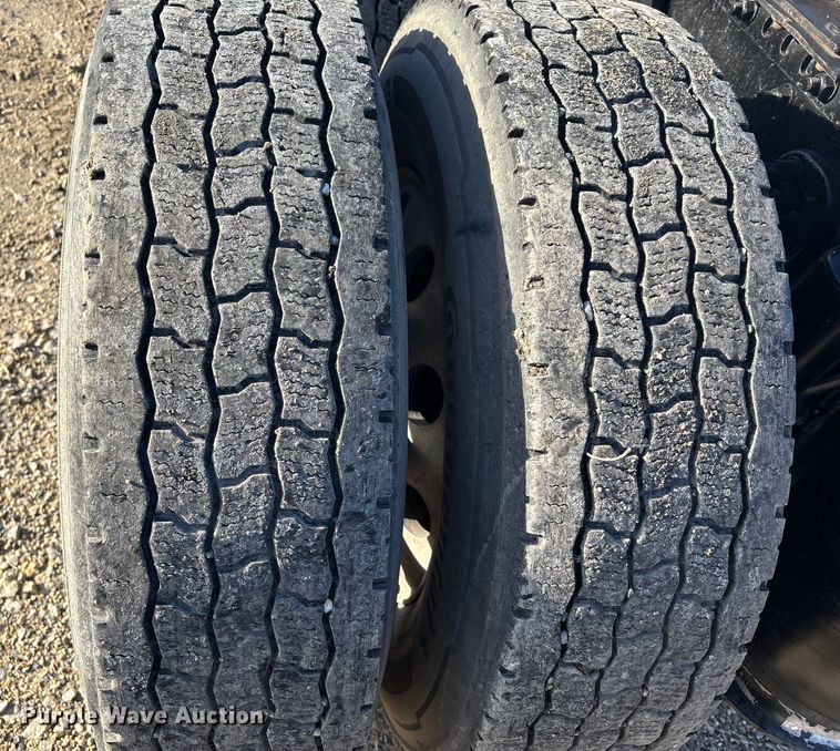 image for item DW7369 2019 Freightliner Cascadia 113 semi truck