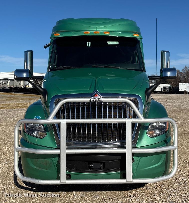 image for item DW7371 2022 International LT625 semi truck