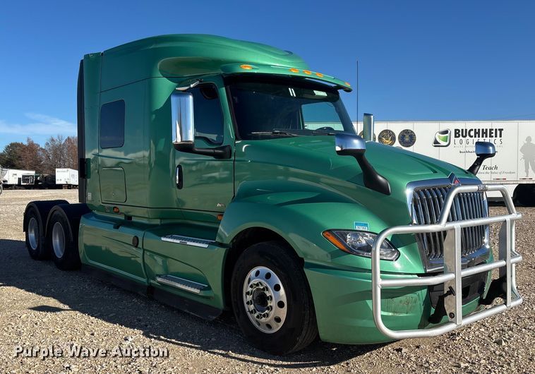 image for item DW7371 2022 International LT625 semi truck