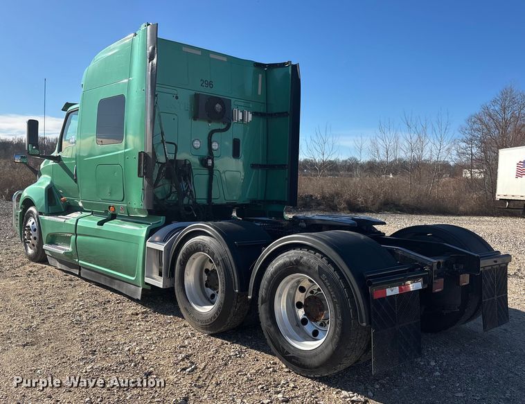 image for item DW7371 2022 International LT625 semi truck