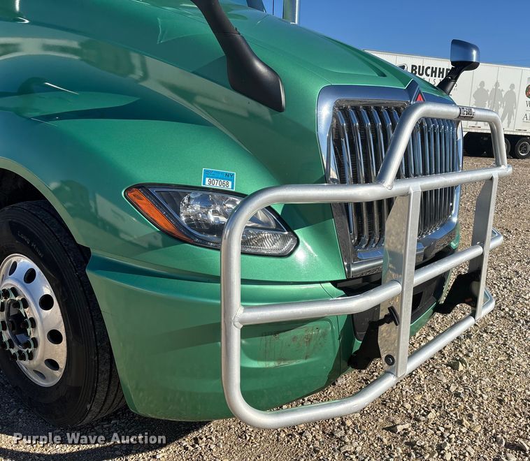 image for item DW7371 2022 International LT625 semi truck