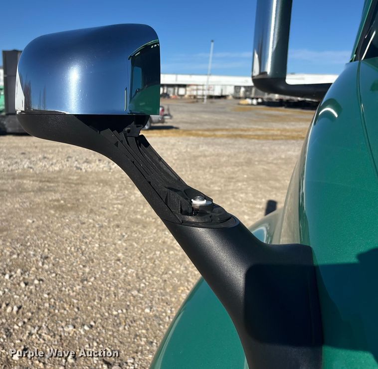 image for item DW7371 2022 International LT625 semi truck