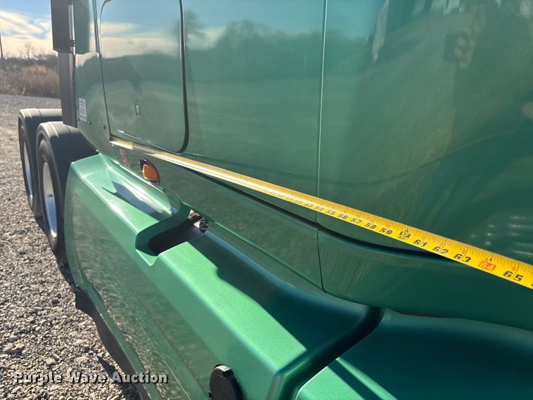 image for item DW7371 2022 International LT625 semi truck