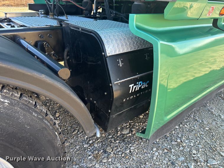 image for item DW7371 2022 International LT625 semi truck