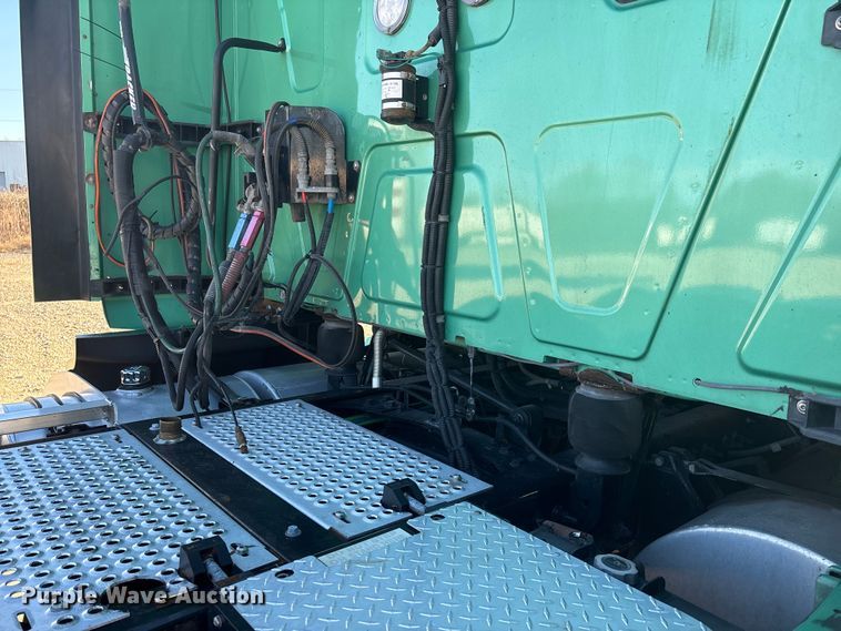 image for item DW7371 2022 International LT625 semi truck