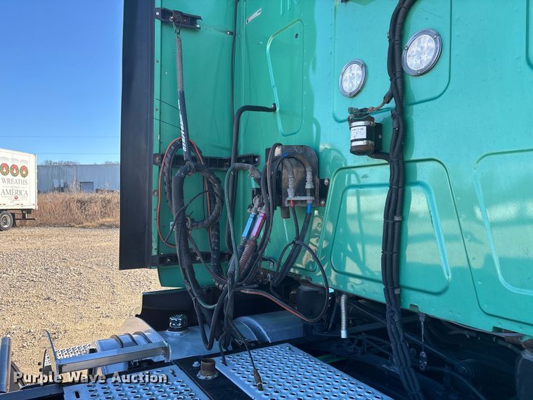 image for item DW7371 2022 International LT625 semi truck